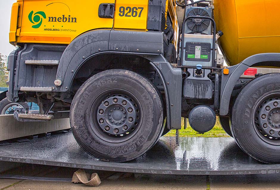 Truck rijdt over betonplaat van 45 millimeter